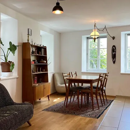 Hostel Montagu & Bar *