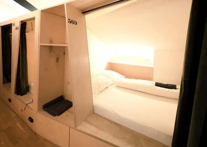 Hostel Montagu & Bar *