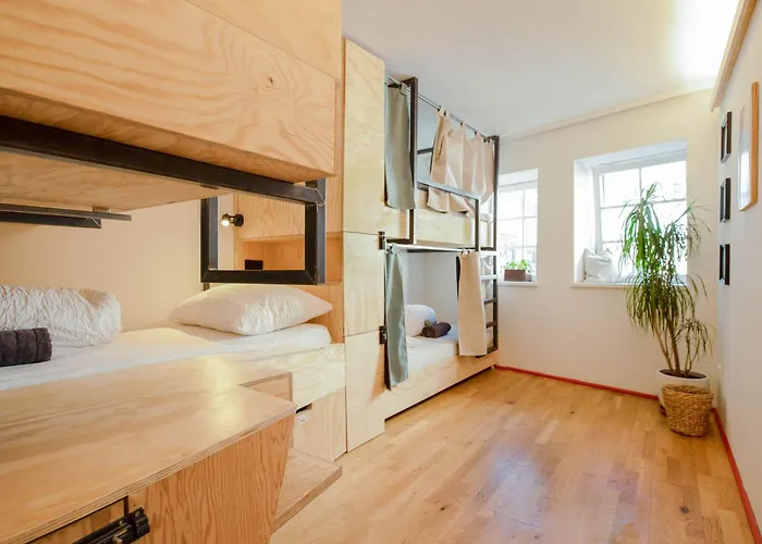 Hostel Montagu & Bar *