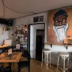 Montagu Hostel&bar