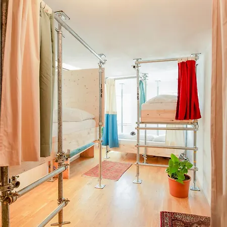 Hostel Montagu *