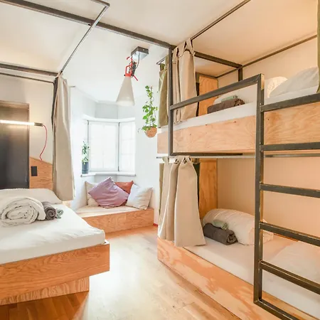 Hostel Montagu & Bar