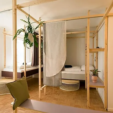 Hostel Montagu & Bar *