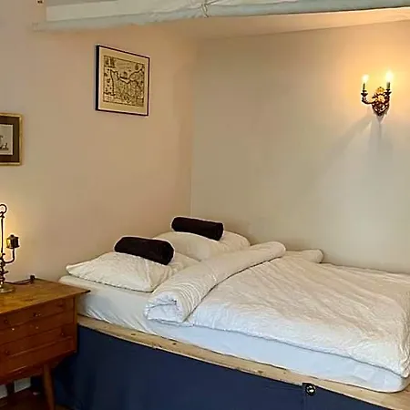 Montagu & Bar Hostel *