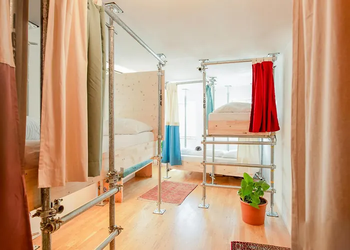 Hostel Montagu & Bar *