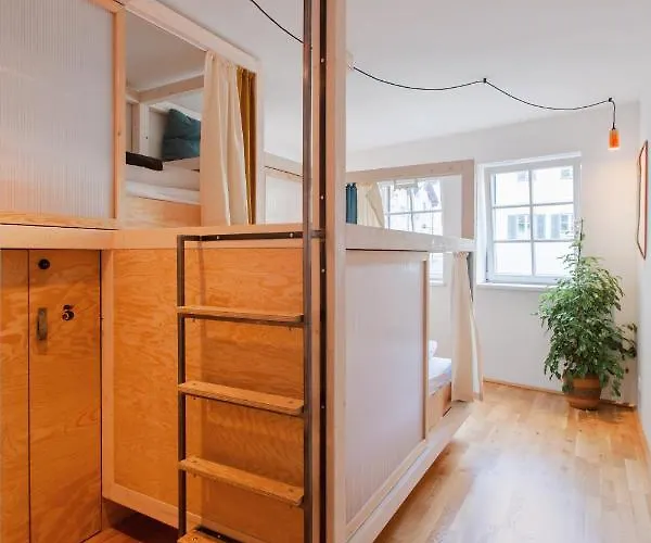 Montagu & Bar Hostel *