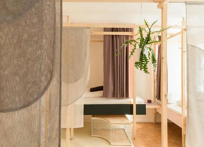 Montagu & Bar Hostel *